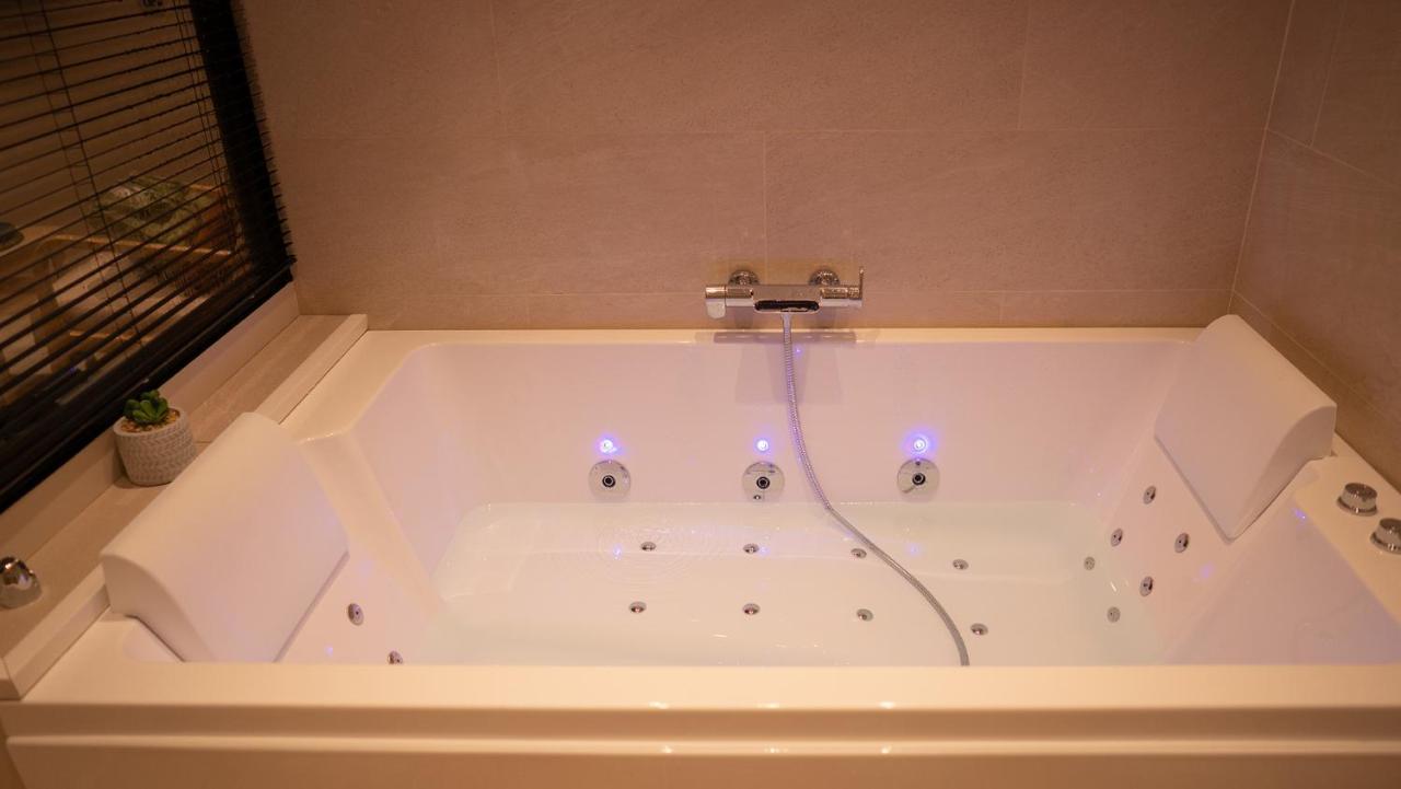 Suite De Luxe Jacuzzi Balneo,King Size Bed Collobrieres Exterior photo